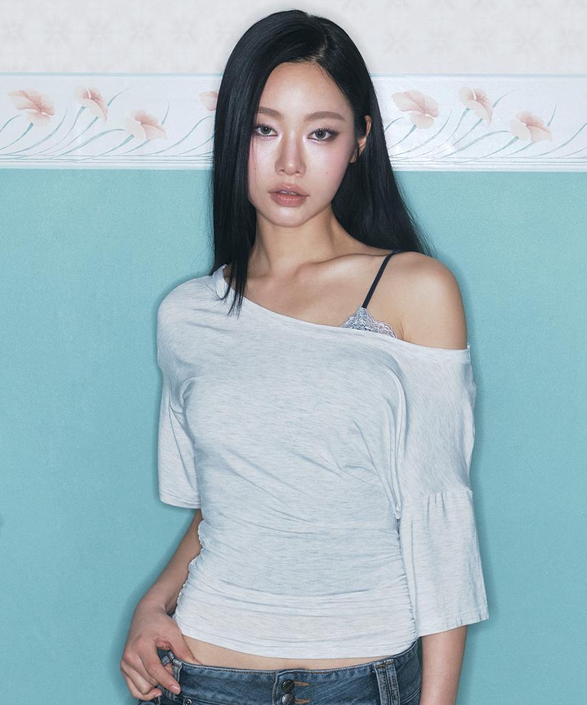 Peullijeunopallou Vin U-Neck Shirring Short Sleeve Top (White Melange)