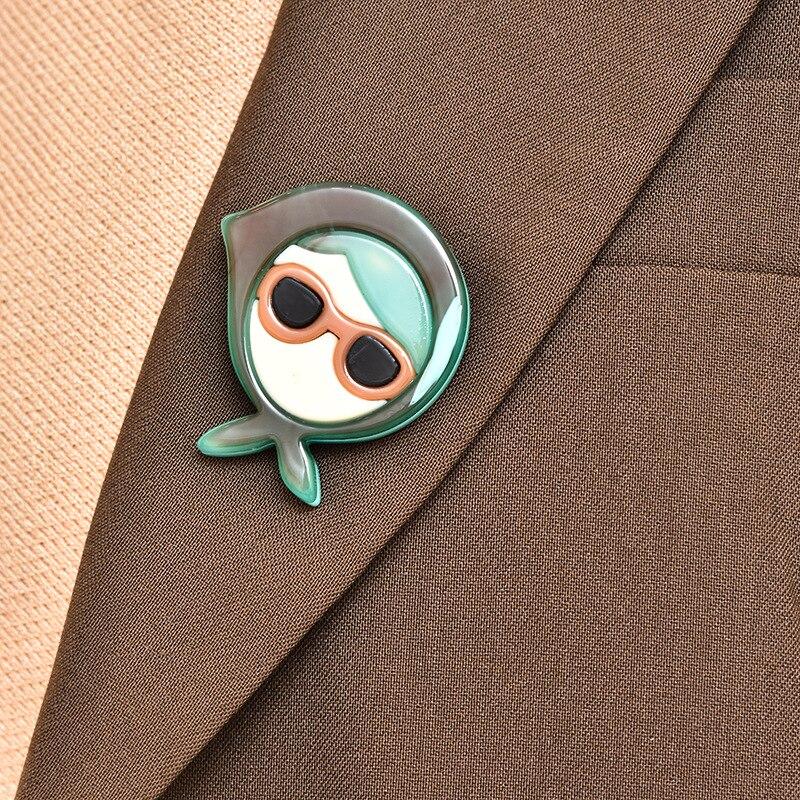 Blucome Broșă acrilice în formă de fată anime pentru femei Grils Decorat Hijab