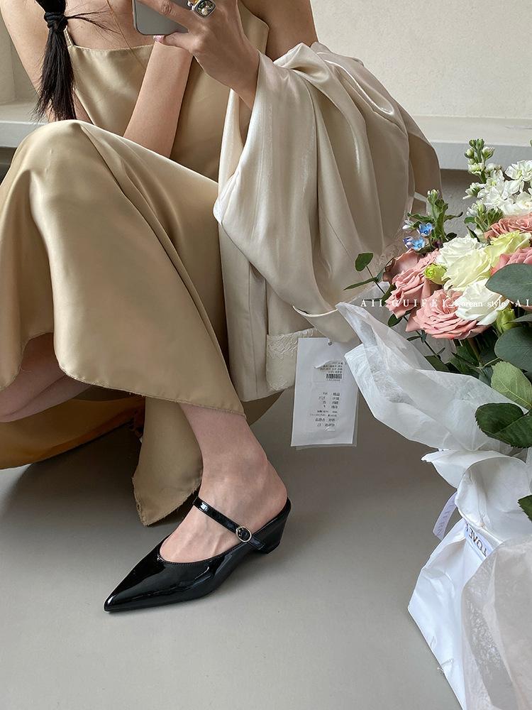 

Inside the heightened bag head half slippers female new Internet celebrity 2025 Mary Jane Mill shoes with skirt French pointed tide 35