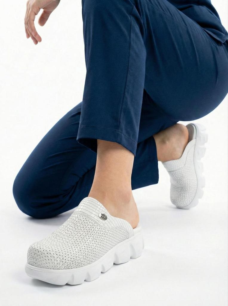 Women Light Sole Medical Clogs Sabo Hospital Shoes Non-Slip Slipper Nurse Doctor Midwife Surgical Sandals