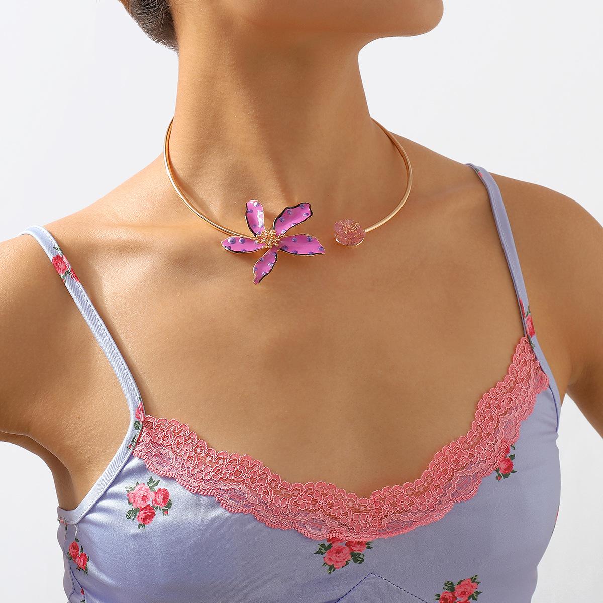 

Элегантное колье из сплава с ярким цветочным узором для весны и лета