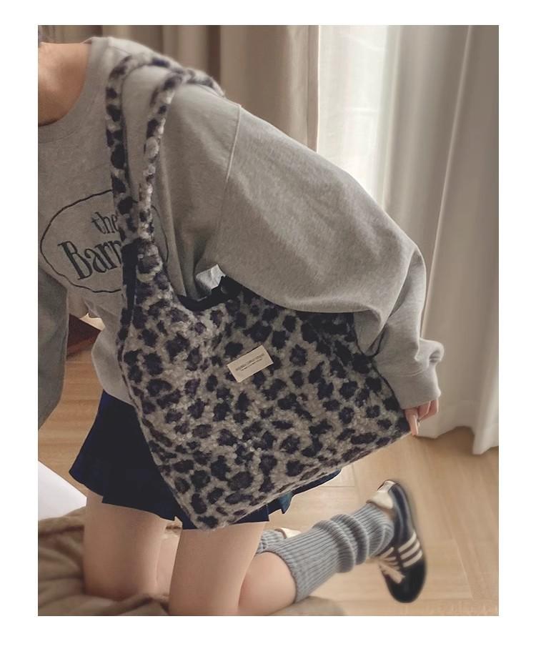 

Korean version of fashionable large-capacity bag women s backpack 2024 new leopard print bucket bag premium shoulder plush bag сірий колір