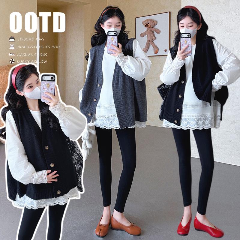 Korean Style Loose V-neck Knit Vest & Lace Patchwork T-shirt Set Medium