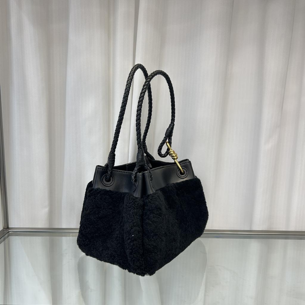 Outono e inverno nova bolsa de paraquedas de lã de cordeiro de mão nicho versátil bolsa de ombro mensageiro feminina bolsa balde de moda para o dia a dia