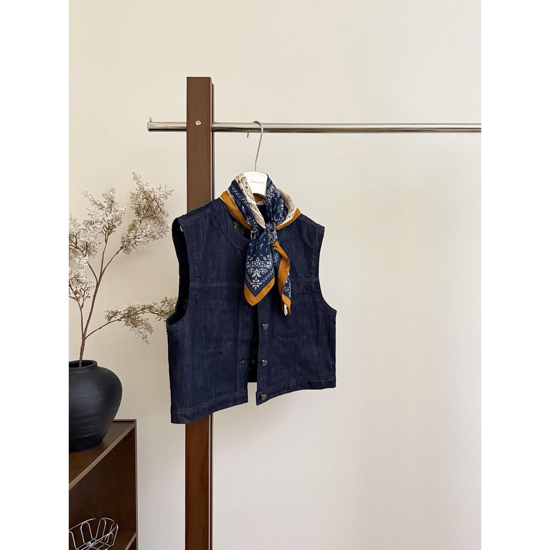 

Шикарный женский джинсовый жилет с шарфом - тренд осени 2025, свободный многослойный топ S