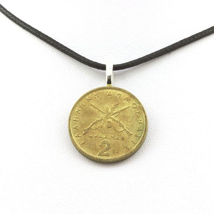 Pierres et Minéraux. Collier pièce de monnaie Grèce 2 drachmai Karaiskakis. Cordon noir.
