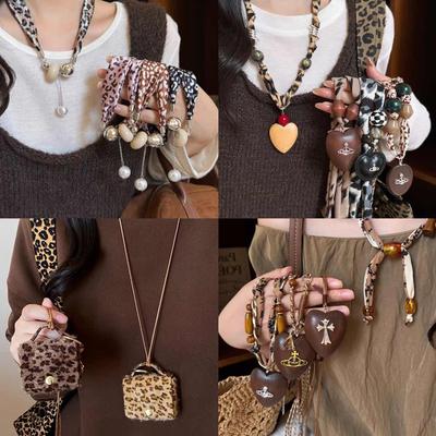 Style rétro tissu café acrylique collier cœur chaîne de pull luxe léger collier polyvalent femmes