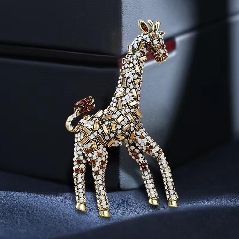 SKEDS Classic Vintage Heavy Industry Crystal Giraffe Badges Pin For Women Men Fashion Retro Exquisite Rhinestone Brooches