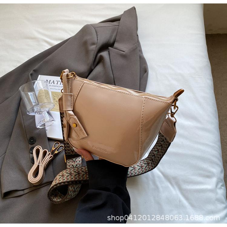 

Корейская версия ретро сумка-ведро с широким плечевым ремнем, маленькая сумка женская 2025 новая нишевая модная универсальная дорожная сумка через плечо хаки