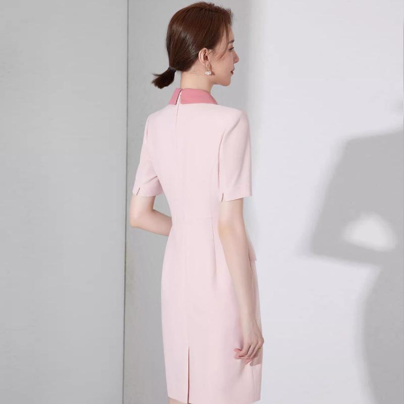 Hellrosa Figurbetontes Zweiteiler-Schlankheitskleid für Arbeitskleidung im Schönheitssalon