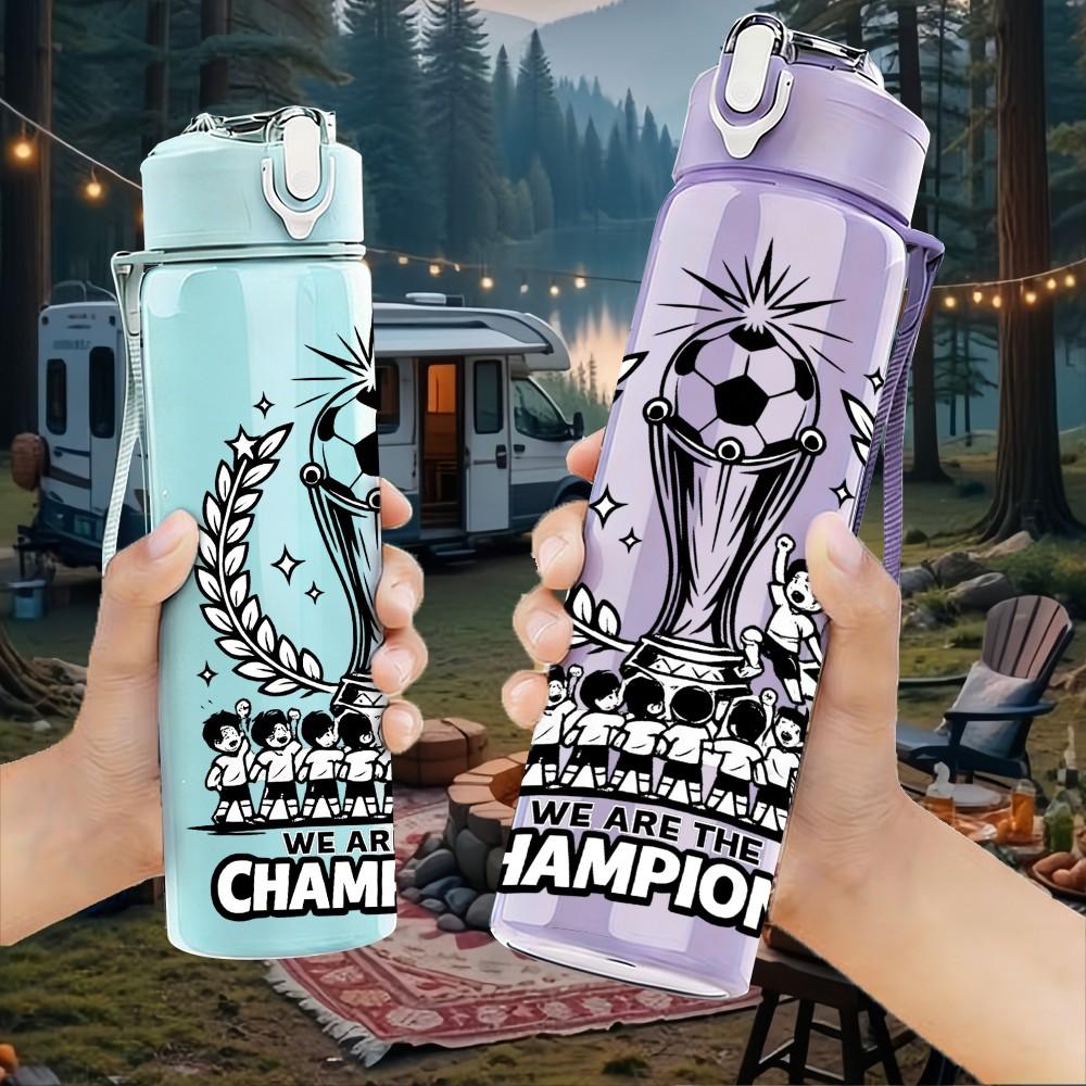 1 Stück Fußballpokal Champion Abzeichen Druck 750 ml Farbe Kunststoff Sport Wasserflasche Auslaufsicher Klappdeckel mit Strohhalm Geeignet für Sport Büro Zuhause