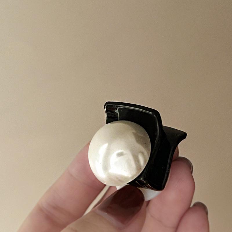 French Retro Pearl Shark Hair Clip - Elegant Niche Design for Bangs
