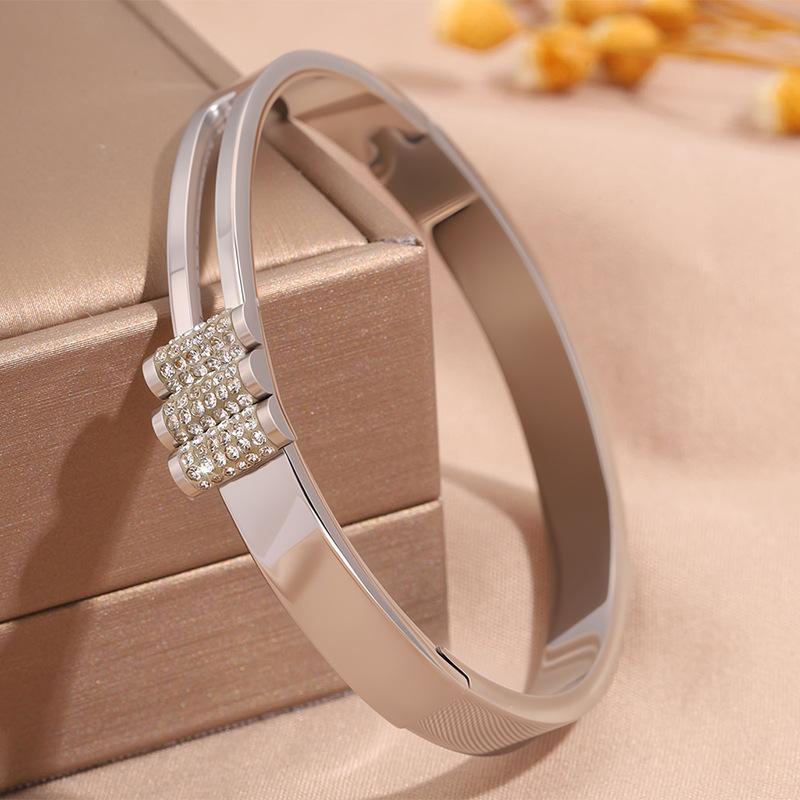 Hot-selling titanium steel bracelet, girls' high-end sense of fashion, popular light luxury in Europe and the United States, Gypsy star love diamond