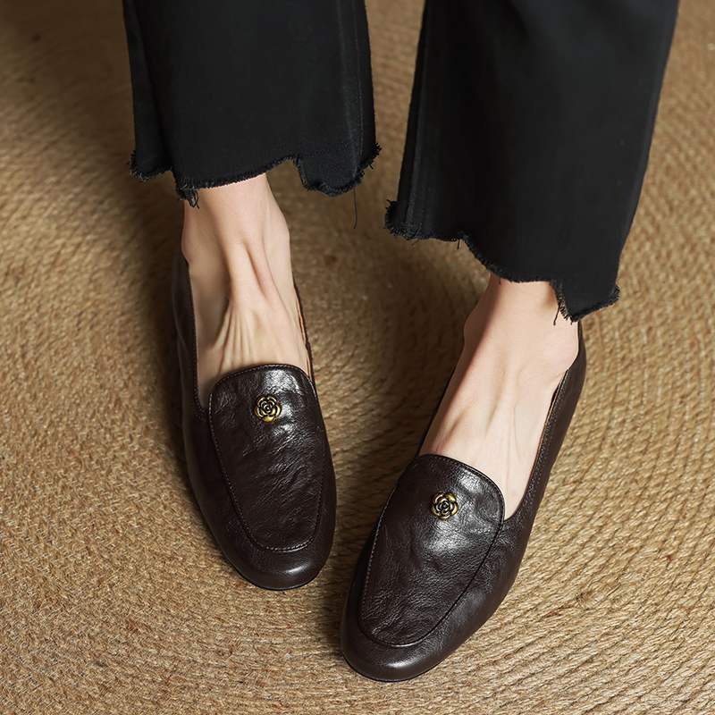 Krazing Pot Sheepskin Fashion Summer Spring Autumn Summer Slip on Women Round Toe Med Heels Metal Flowers Pleated Style Loafers