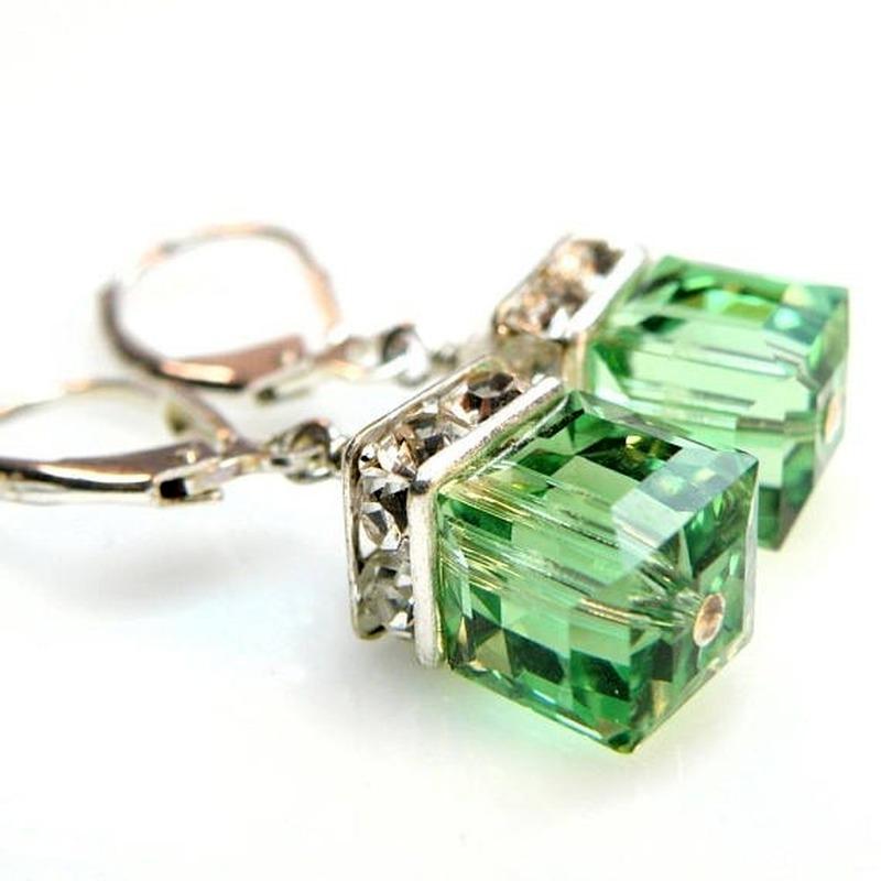 Пара модных винтажных зеленых серег с подвесками зелёный