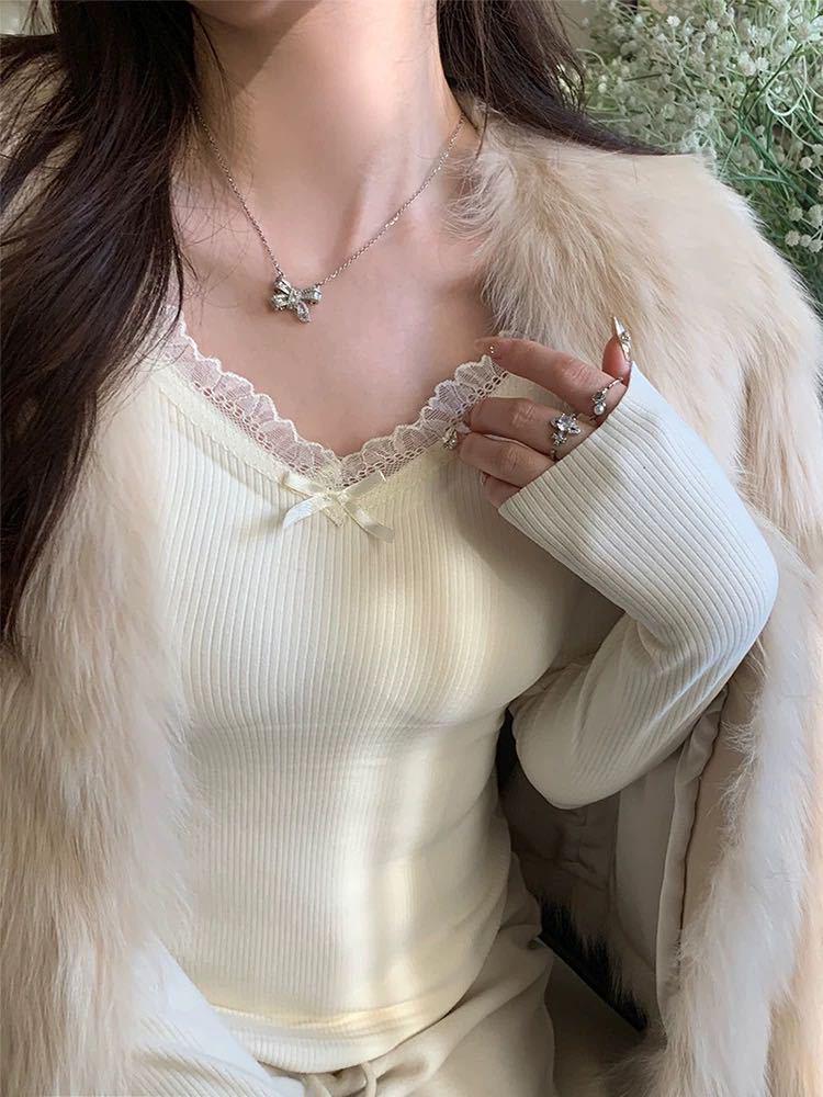 Women's Velvet Lace Base Layer Shirt - White V-neck Long Sleeve Top with Built-in Bra Pads for Autumn/Winter