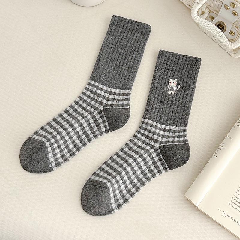 

Новые осенние японские и корейские хлопковые носки до середины икры в клетку с вышивкой кошек - стиль колледжа, универсальные и свободного кроя One Size