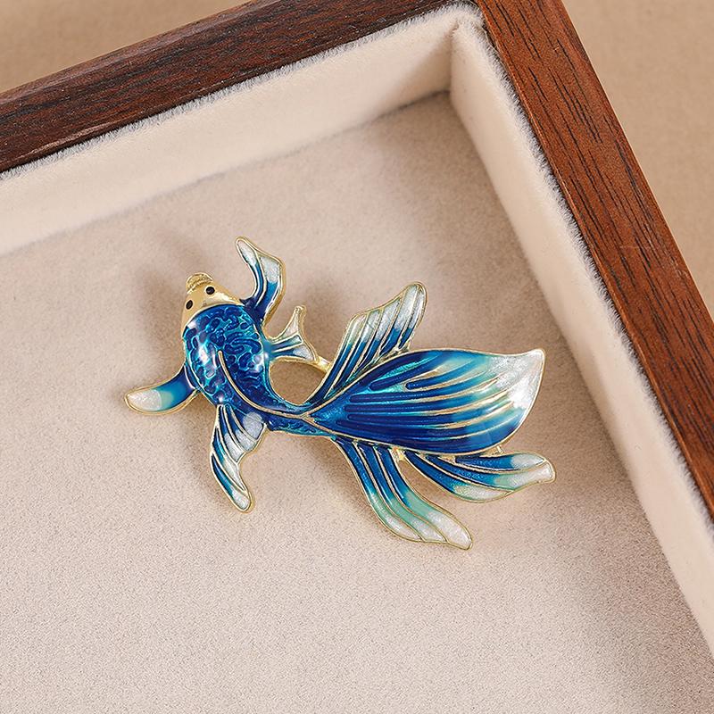 Färgade Glaserade Guldfiskbroscher för Kvinnor Unisex Elegant Oljedroppande Djur Metallbrosch Bankett Smycken Gåvor