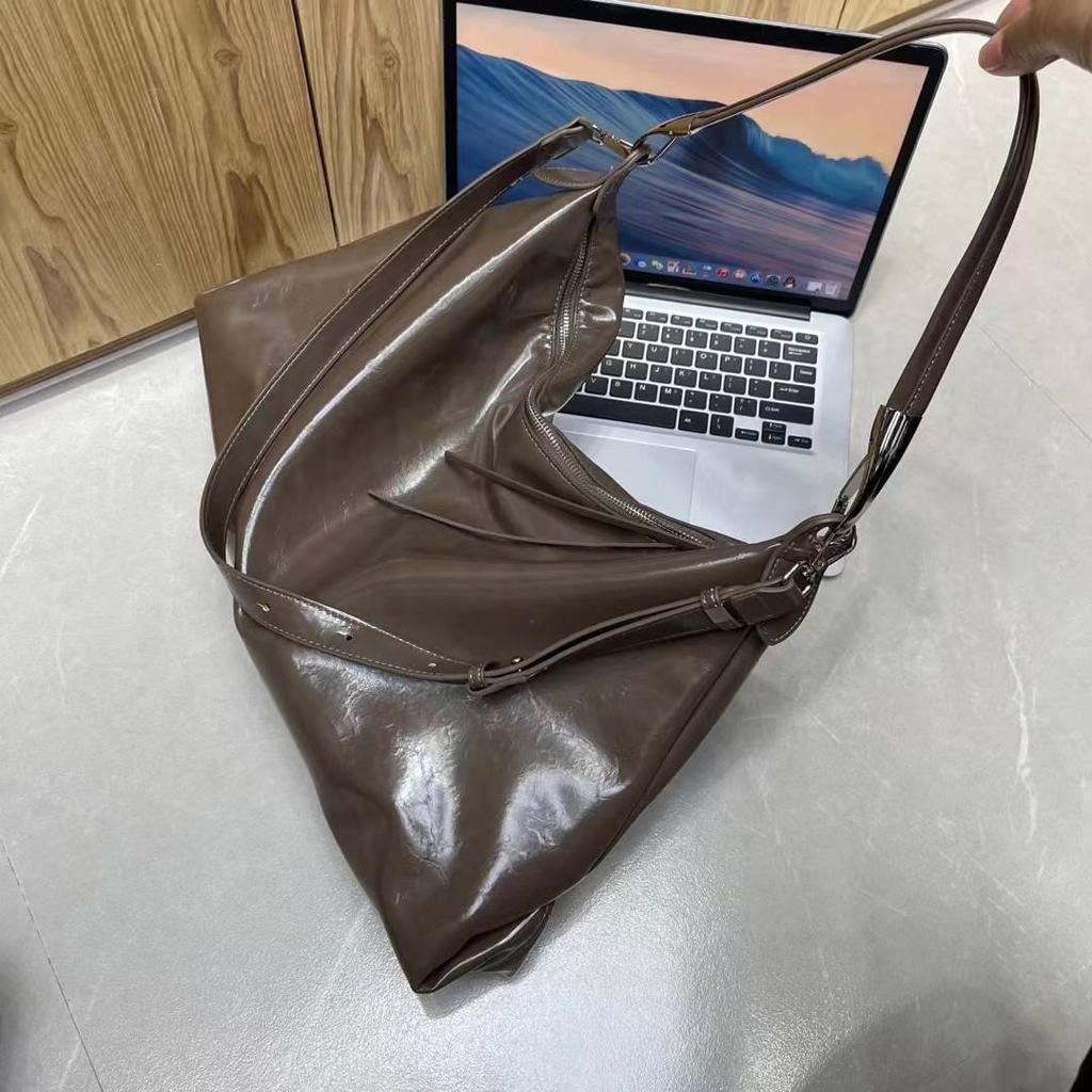 2024 Trendy Women's Large Capacity Crossbody Bag: Fashionable Oiled Leather, Elegant Texture, Versatile Underarm Design