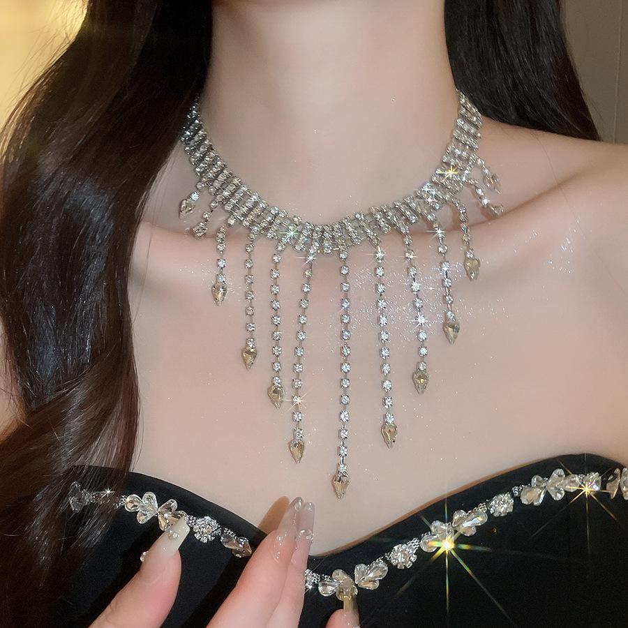 Exquisite Rhinestone Water Drop Tassel Necklace - High-End Retro Court Style Clavicle Chain.
