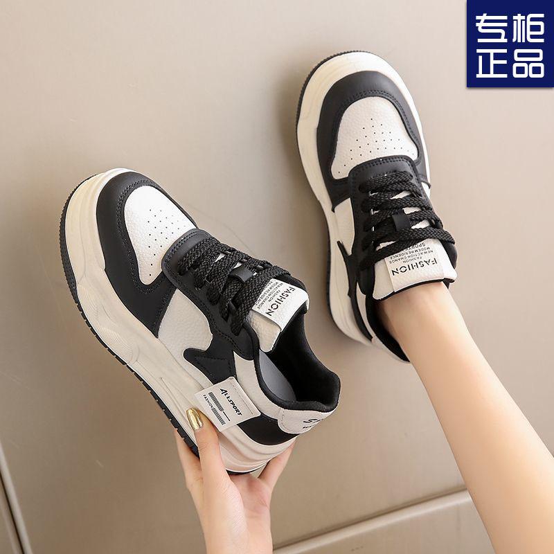 Frühling neue vielseitige kleine weiße Schuhe Damen 2025 dicksohlige und leichte Studenten Sport- und Freizeit-Board-Schuhe kleine höhenerhöhende Schuhe