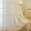 Transparent gardin med broderad design, lämplig för vardagsrum, sovrum, matsal, kontor och mer. Funktioner: Topp Stångficka Upphängning