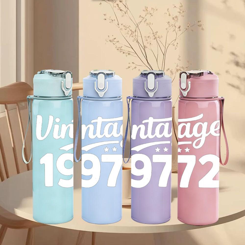 1PC Vintage 1972 Script Letter 750ml Color Plastic Sports Water Bottle Leakproof Flip Straw Lid Suitable for Sports Office Home Use