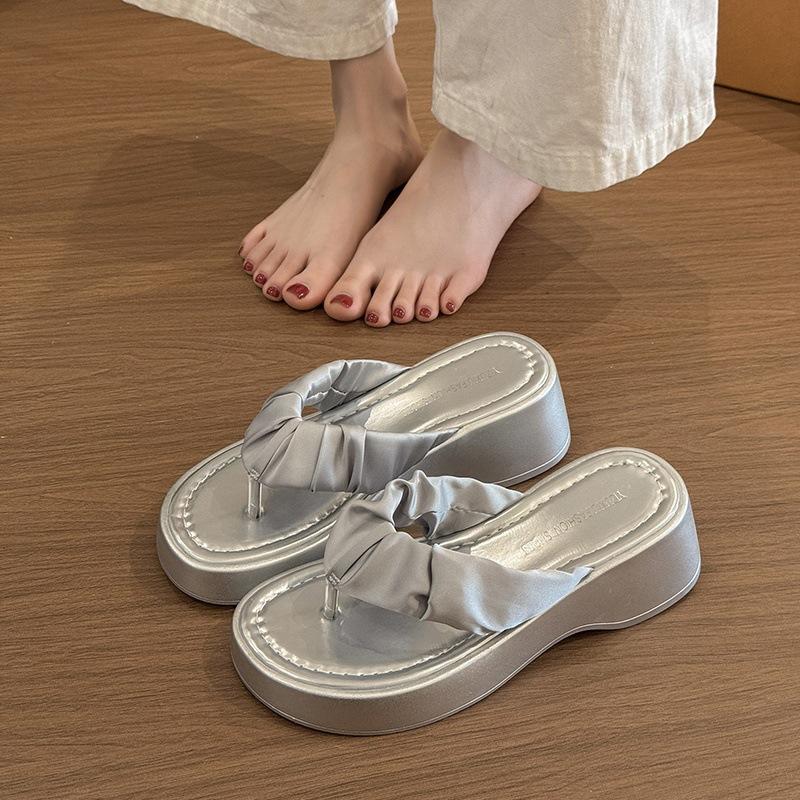 

Slope heel thick-soled flip-flops women s summer outer wear 2025 new with skirt height-increasing cool slippers beach sandals 40 серебряный