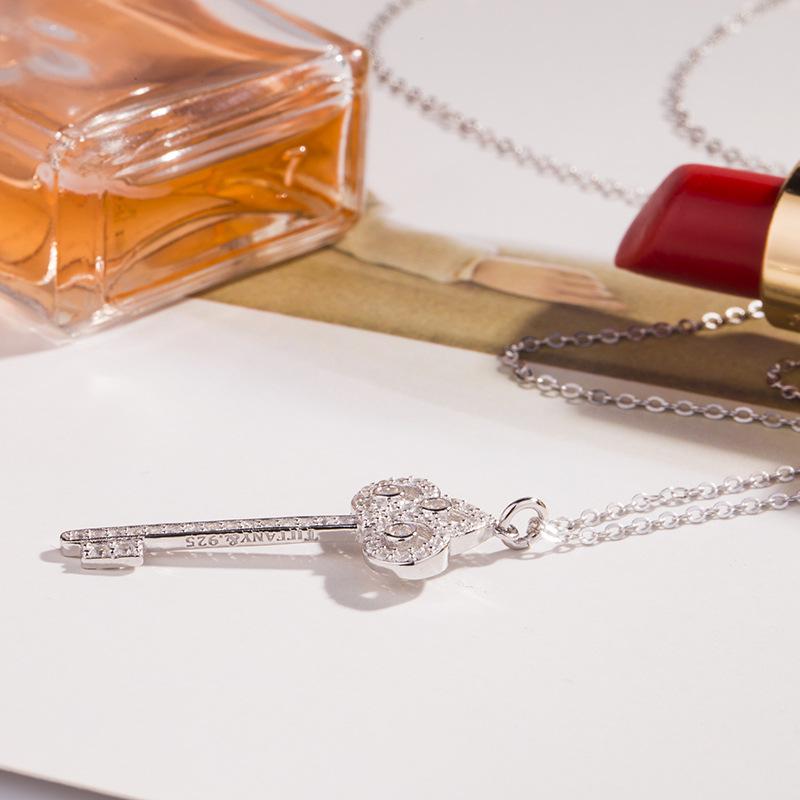 Swallowtail Diamond-Set Key Necklace: 925 Sterling Silver Clavicle Chain for Autumn/Winter Fashion