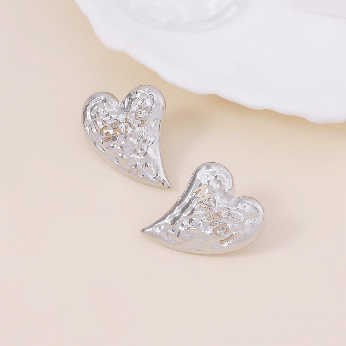 

Unique and distorted hammer-textured hollowed-out lettered heart-shaped stud earrings, a niche Hong Kong-style retro and trendy street style