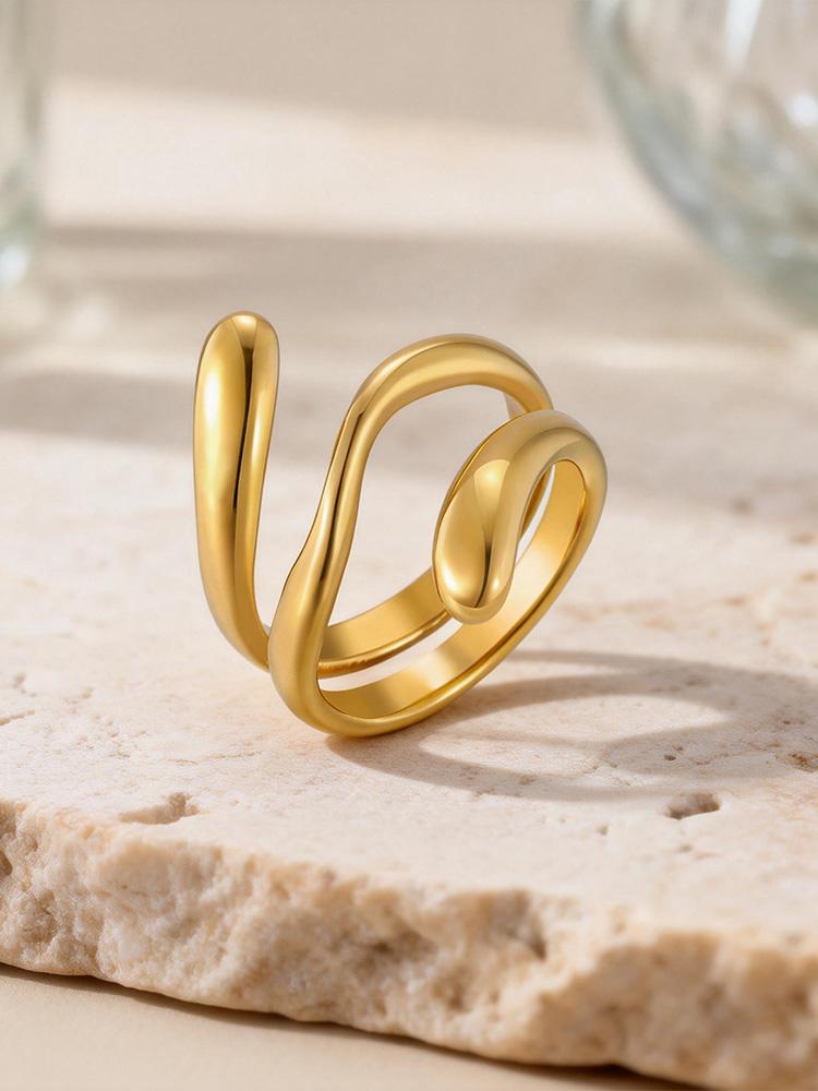 Minimalistischer geometrischer Ring aus Edelstahl für Damen, Goldener wasserdichter breiter Bandring, Schichtschmuck, Einfacher stilvoller Schmuck für den täglichen Gebrauch