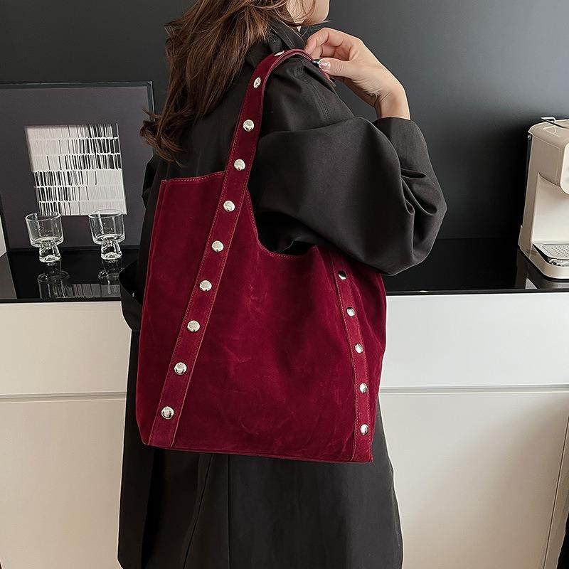 Retro Frosted Große Kapazität Nieten Tragetasche für Damen 2026 Neue Modische Unterarm Pendler Schultertasche