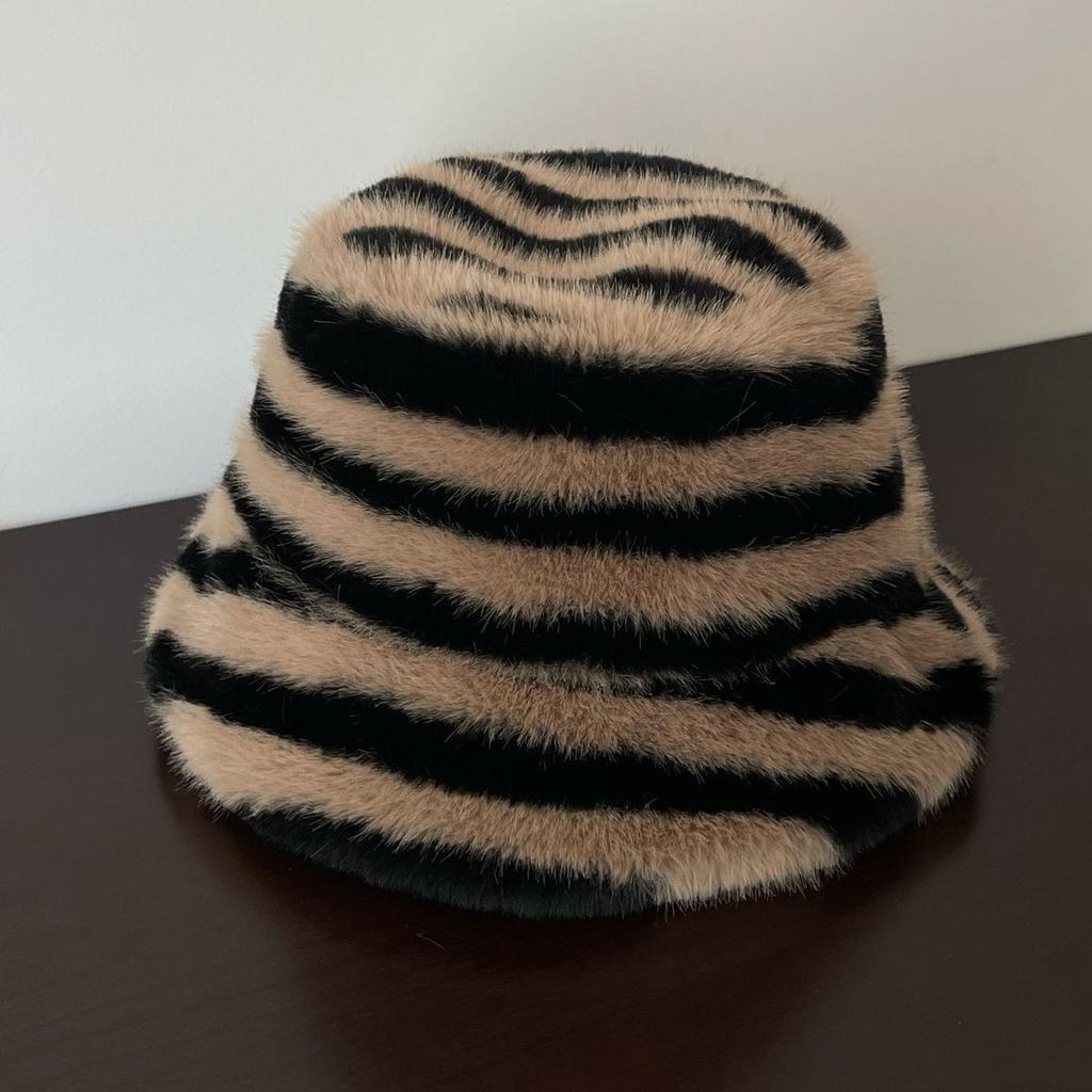 Women's Hat Trendy Zebra Print Plush Retro Bucket Hat - Autumn Winter Thickened Warm Hat for Women - Fashionable and Versatile Bucket Hat