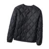 In autumn and winter, loose and light down jackets are worn in women's liners with collarless short thermal jackets and clouds.