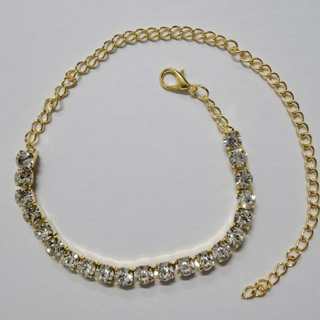 

Мода по контракту с бриллиантами заслуживает роли пляжной сексуальности золотой