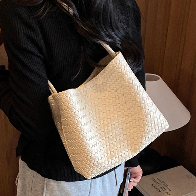 Stylish Korean Woven Underarm Bag – Trendy Mother-Child Shoulder Handbag for Casual Commute