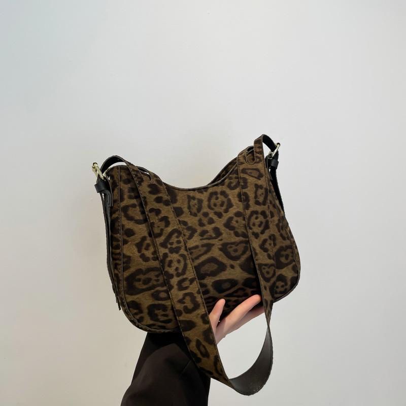 

This year s popular niche design bag women s large-capacity 2025 new autumn and winter retro trend messenger bag crescent bag