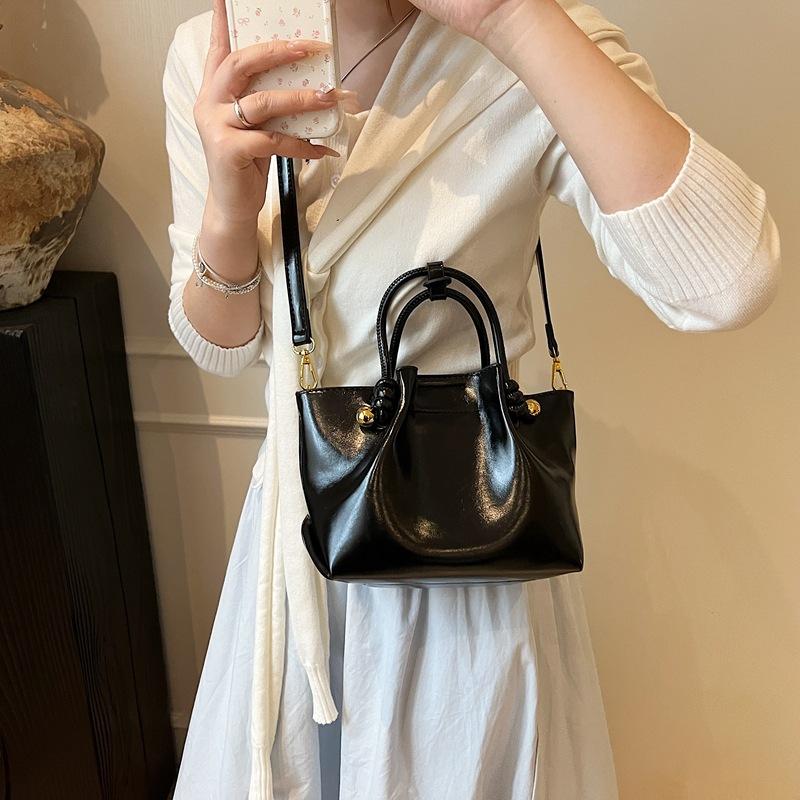Handheld Bucket Bag Women's New Fashion Versatile Commuter Shoulder Messenger Bag
