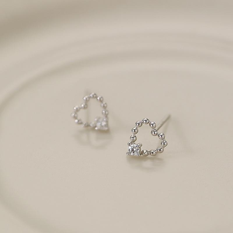 Heart Earrings 2024: Trendy Heart-Shaped Ear Jewelry, Autumn/Winter Style, Commute-Friendly, Unique Niche Design