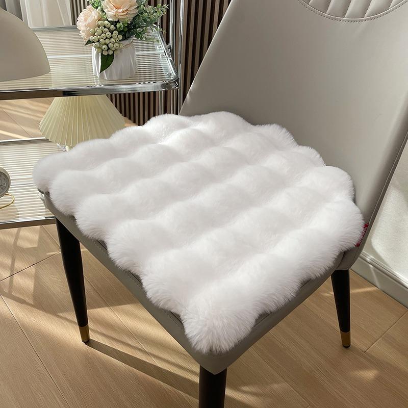 

1PC Faux Rabbit Fur Horseshoe Seat Cushion Anti-Slip Bottom Fluffy Mat Soft Plush Chair Pad for Dining Chair Living Room Coussin 44x41cm білий
