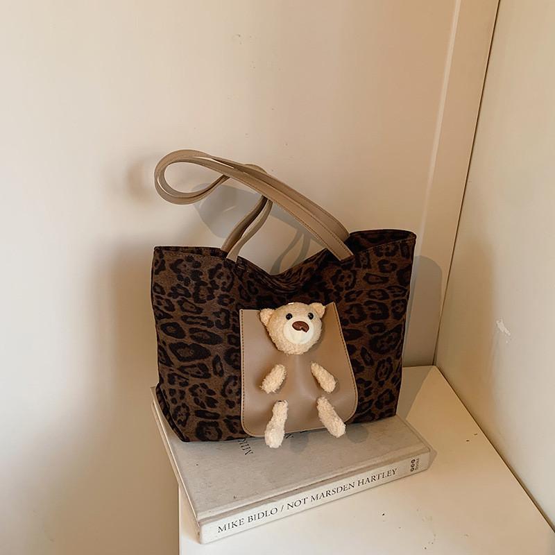 

Trendy Street Style Retro Tote Bag For Women With Spacious Interior And Zip Closure Perfect For Commuting StyleB