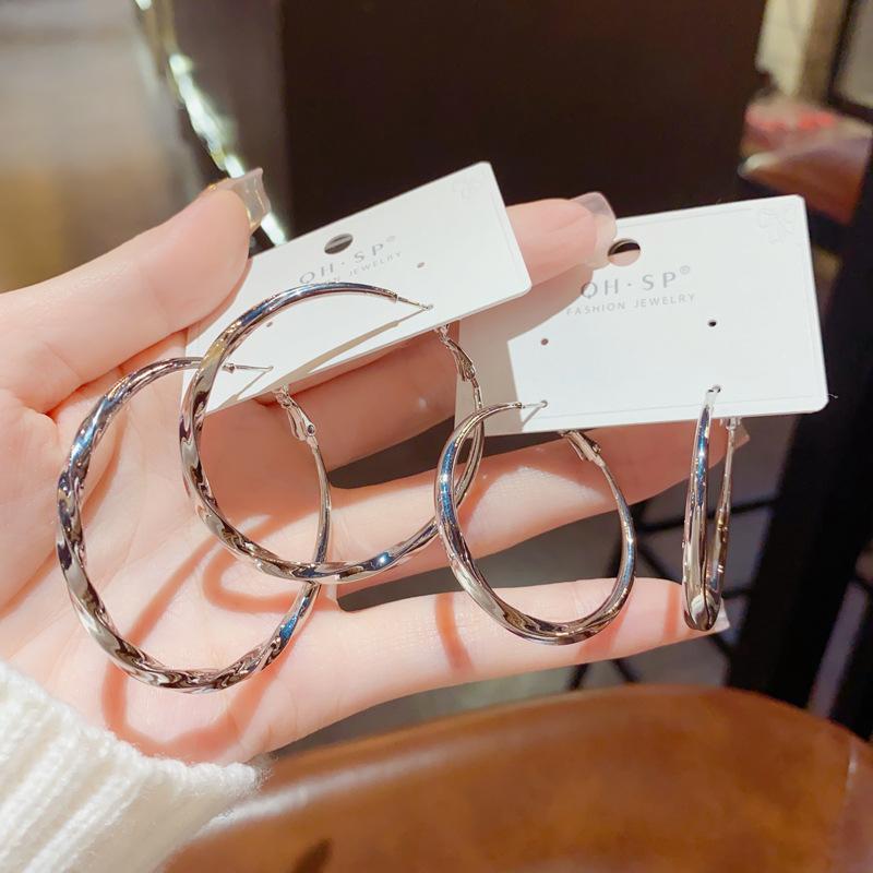 European And American Personality Simple And Exaggerated Metal Twisted Earrings Female Temperament Wild Cold Wind Earrings Thin Earrings