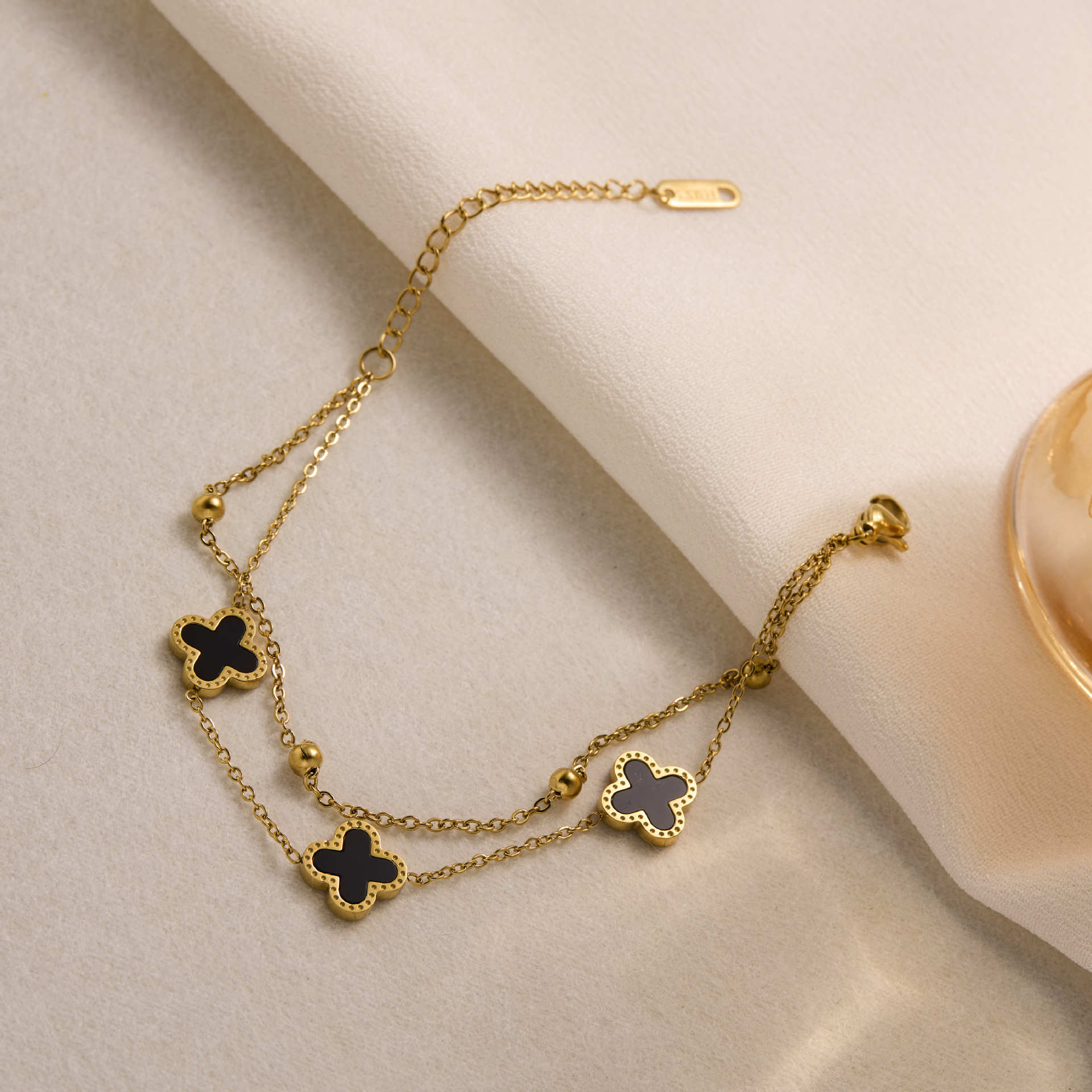 

Новый счастливый четырехлистный клевер двухсторонний двухслойный титановый стальной браслет женский модный легкий роскошный браслет для рук золотой