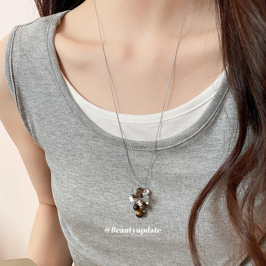 Elegant Faux Stone Marbled Flower Necklace – Stylish Sweater Chain for Unique Fashion Statements