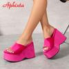 Aphixta 2025 Letní Pantofle na Silné Platformě Dámské Boty Růžovočervená Strečová Tkanina Hedvábné Žabky Klínkové Boty Plážové Pantofle