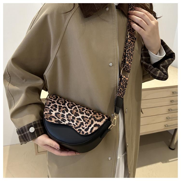Minimalist Saddle Bag for Women Solid Color Faux Leather Crossbody Purse Trendy Single Shoulder Bag CLE