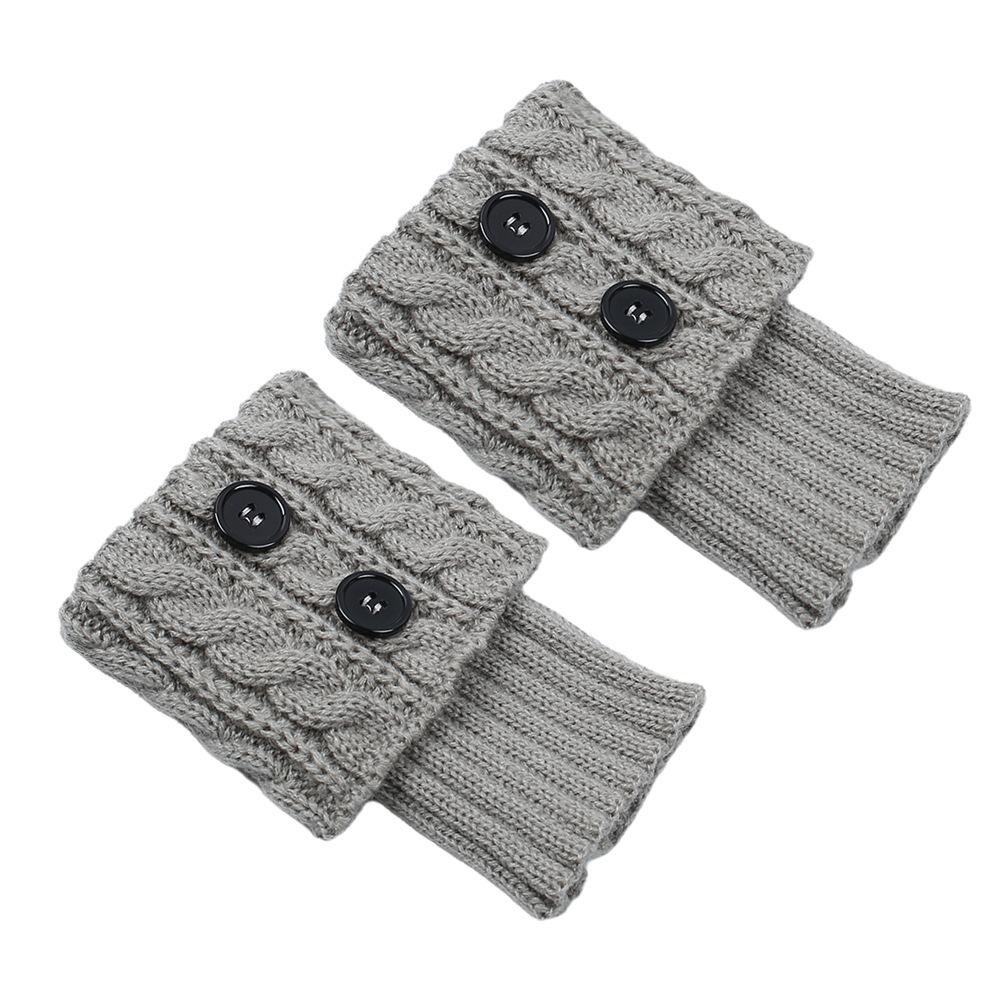 Dicke Wollsocken mit gedrehten Knöpfen für Zehenschoner und kurze Stiefelstulpen für winterliche Wärme
