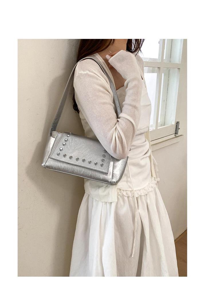 Korean Style Rivet Tote Shoulder Bag: Large Capacity, Versatile, High-End Motorcycle Bag for Women