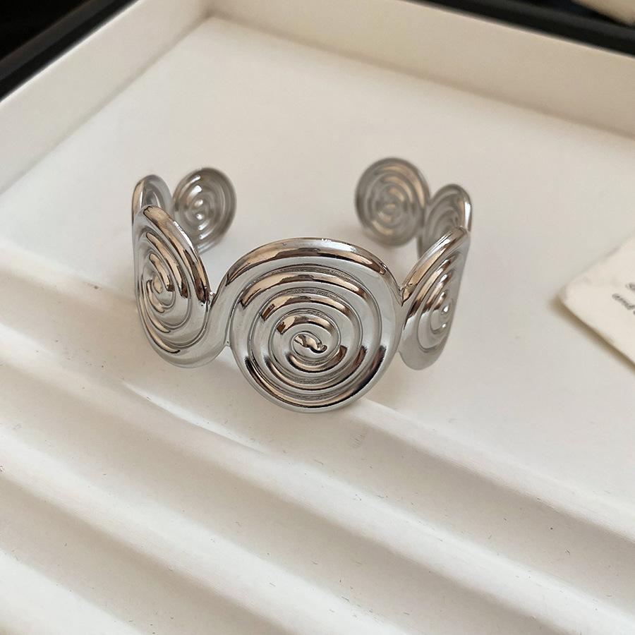 Европейский и американский металлический плиссированный спиральный цветок открывающийся браслет универсальный браслет нишевый дизайн ювелирные изделия