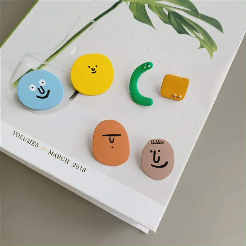 Solmaya Dayanıklı Boyalı ve S925 Gümüş İğneli Renkli Komik Hayalet Yüz Küpeler - Sevimli Süpermen Tasarımı